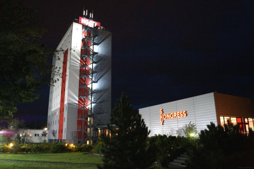 SKYHOTEL bei Nacht