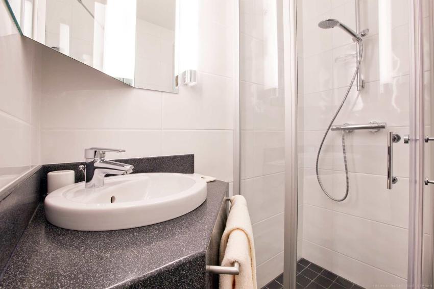 Badezimmer mit Dusche