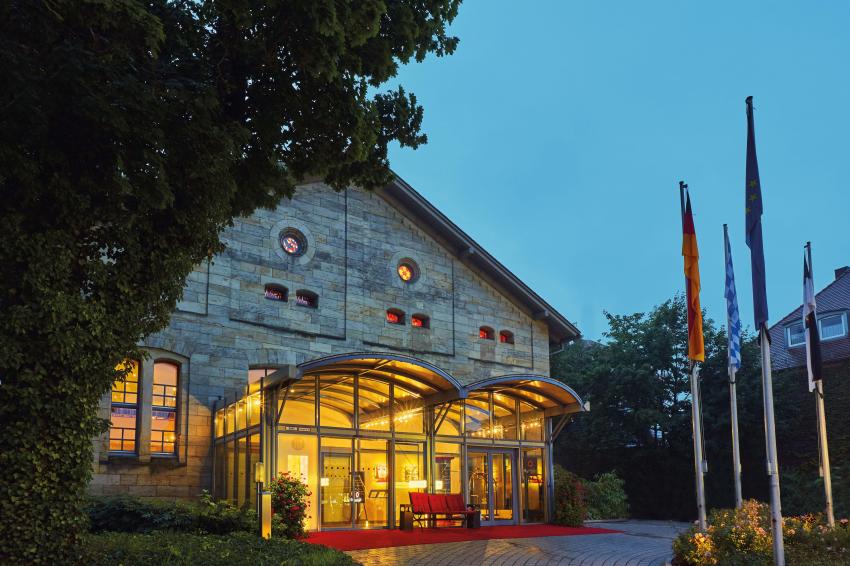 Außenansicht Eingang Abend
