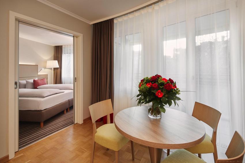 Plaza Suite