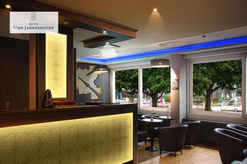 Herzlich Willkommen im Vier Jahreszeiten Hotel Berlin City West Wilmersdorf. Hier harmonisieren Trend, Tradition, und Moderne perfekt miteinander. Unser Hotel ist vom Ingenieur und Designerbüro Bost-Group, welches bereits für ihr Hotel Design prämiert wurde, mit viel Fantasie konzipiert worden. Lassen Sie sich beim Betreten Ihres hochwertig designten Zimmers faszinieren und erleben Sie die wechselnden Vier Jahreszeiten hautnah.

Entspannen Sie sich durch unser Fitness- und Kosmetikangebot. In unserem Á la Carte Restaurant mit Dachterrasse verwöhnen wir Sie mit unseren mediterranen Küchenspezialitäten und mit einer grandiosen Aussicht über Berlins Skyline. Unser Tagungsraum bietet für Ihre Meetings Platz für bis zu 50 Personen. Hier finden Sie alles, was Sie für Ihre Tagung oder Konferenz benötigen.

