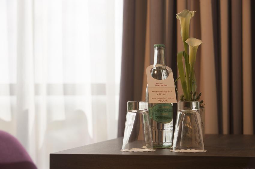 kostenfreie Flasche Wasser im Zimmer