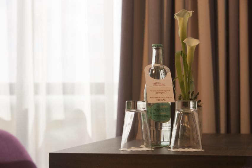 kostenfreie Flasche Wasser im Zimmer