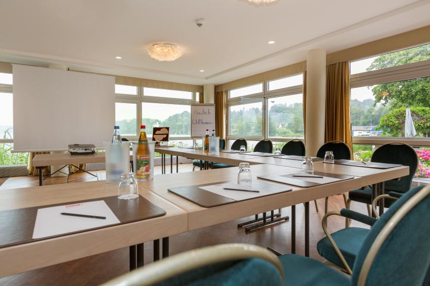 Klimatisierter Tagungsraum mit Panoramafenstern zum Küchensee