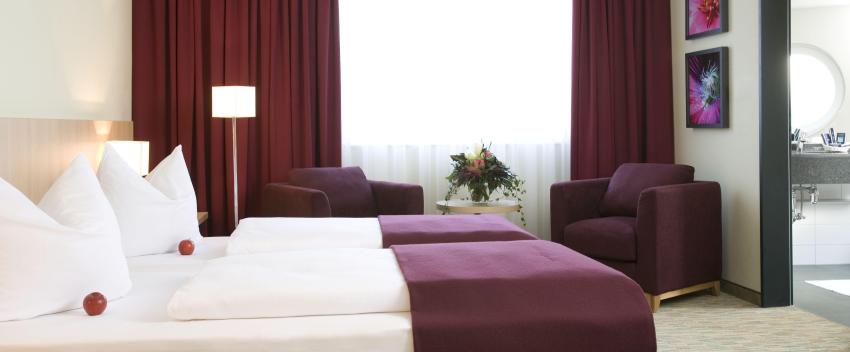 Ob Standard, Business, Superior, Executive oder Juniorsuite – genießen Sie in einem unserer 153 Zimmer, 9 Raucherzimmer oder einem der 2 behindertengerechten Zimmern 4-Sterne-Komfort. Das helle und moderne Design empfängt Sie in königlichem Rot. Alle Zimmer sind mit Safe und HD Flatscreens ausgestattet.