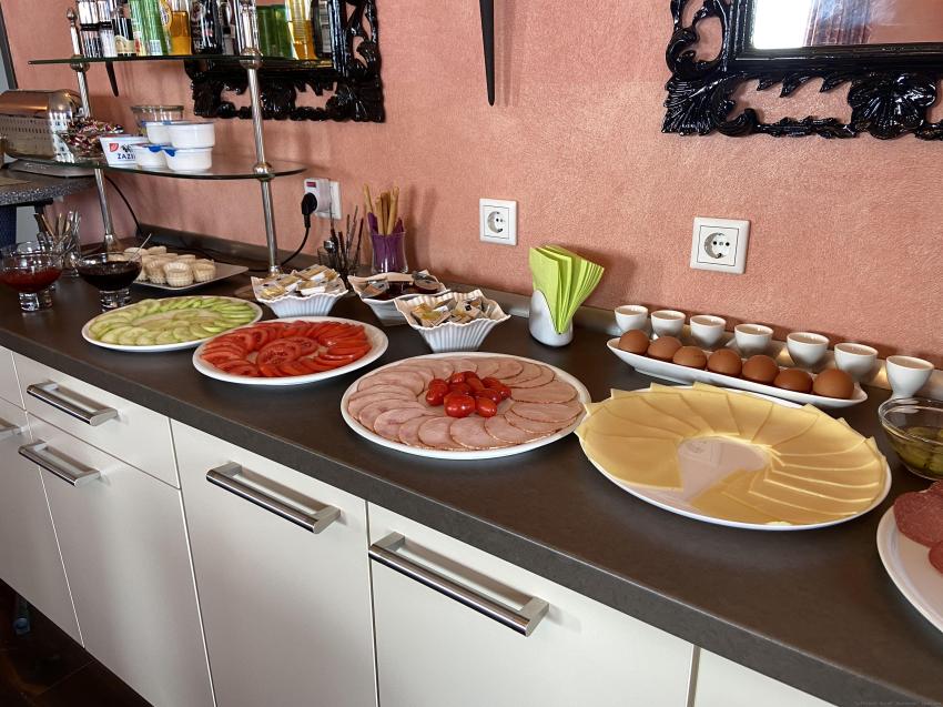 Käse, Wurst, Brötchen, Toast, Brot, Marmelade, Eier, Obst, Tomaten, Gurken, Eier, Kaffee-Flat, Tee, Wasser, Orangensaft, Müsli, Cornflakes