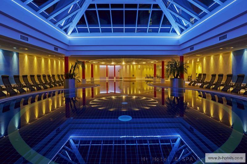 Schwimmbad bei Nacht
