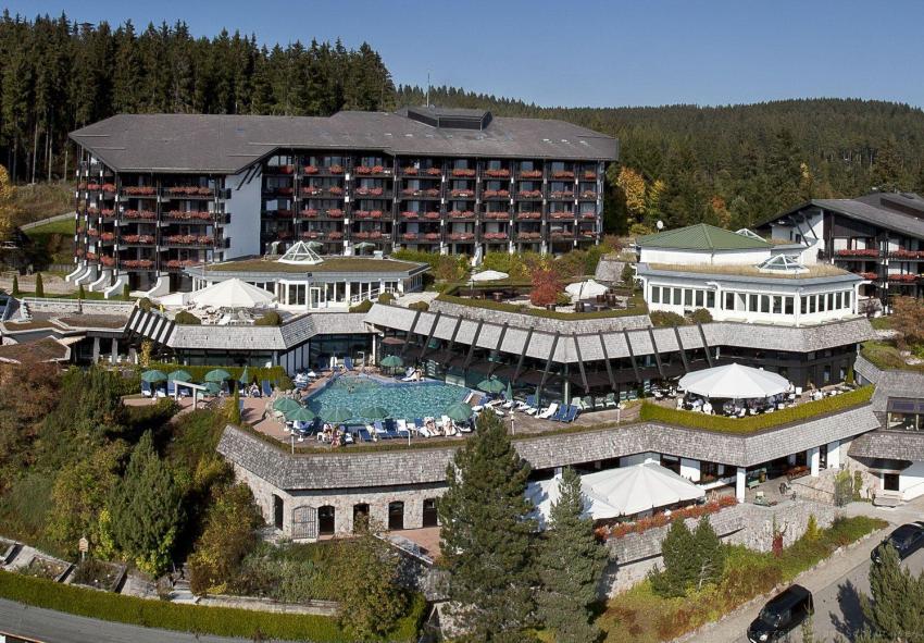 Der Veranstaltungs- und Incentive-Pavillon (rechts) umfasst mit insgesamt sechs Tagungsräume einen abgeschlossenen Tagungsbereich. Vier Jahreszeiten am Schluchsee