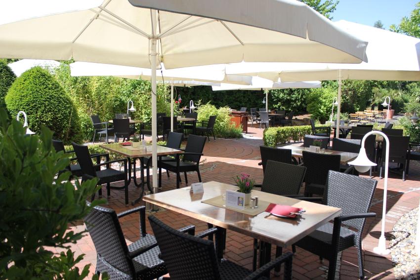 Große Gartenterrasse mit Gastronomie