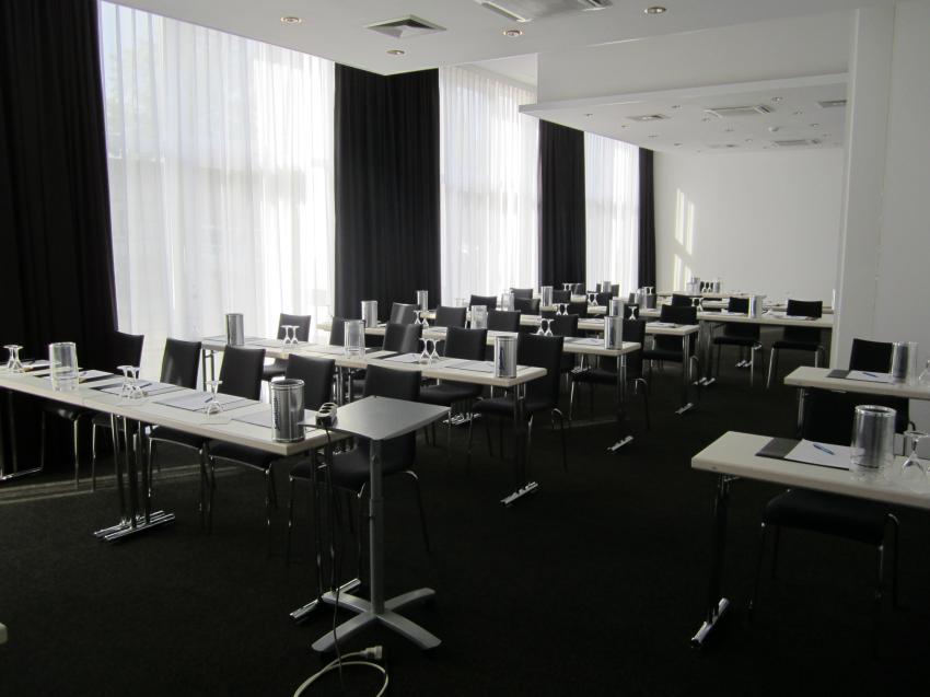 Der Tagungsraum Ravensberg parlamentarisch bestuhlt. Dieser Raum lässt sich in zwei 45qm Räume teilen.