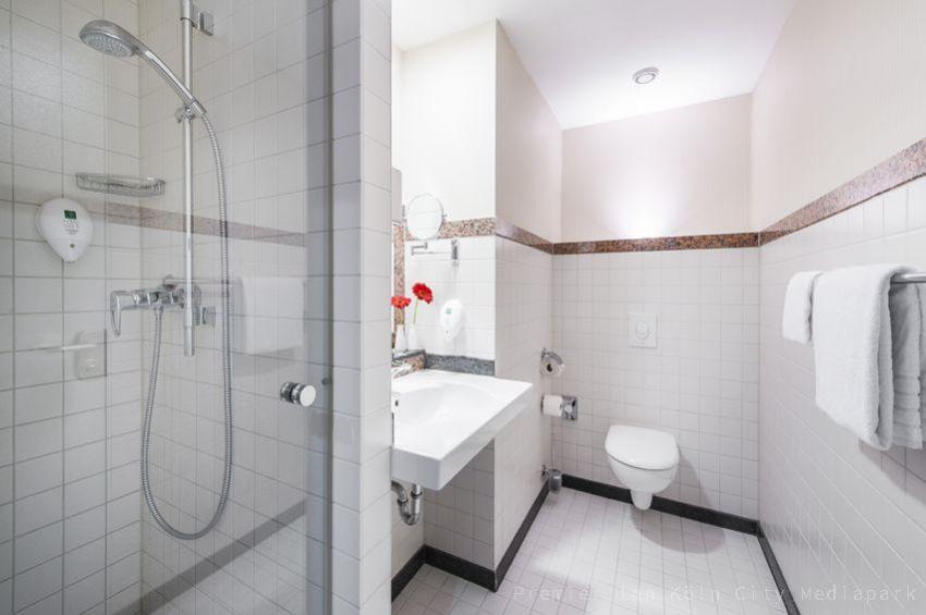 Badezimmer mit Dusche