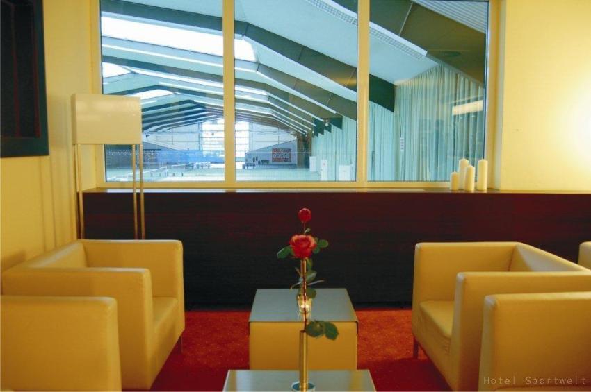 Lobby mit Blick in die Tennishalle
