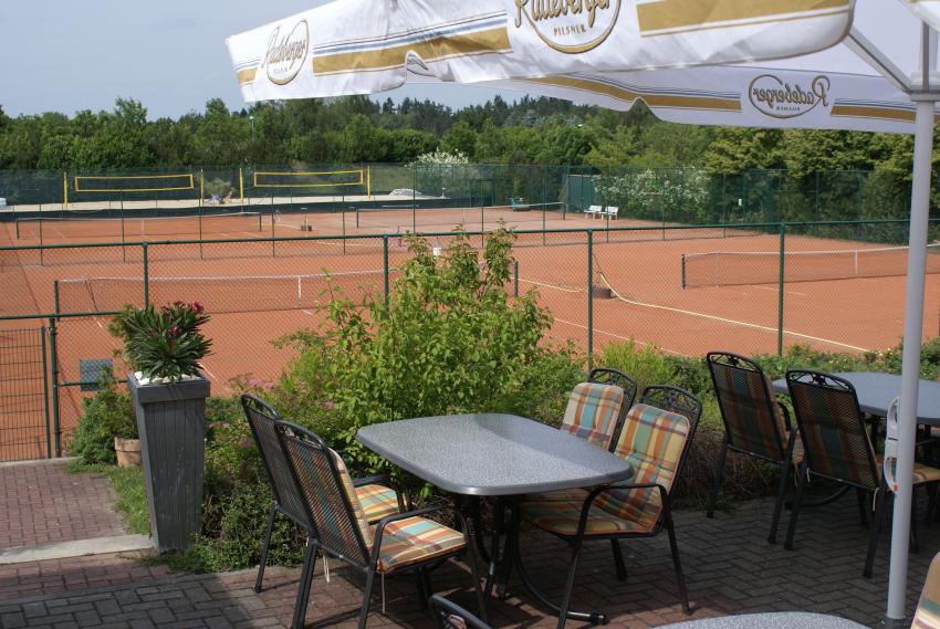 Terrasse mit Blick auf Tennisanlage Hotel Sportwelt