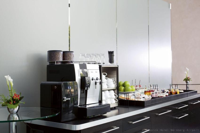 Reichhaltige Kaffeepausen mit eigener Kaffeemaschine für die Teilnehmer im Mövenpick Hotel Nürnberg-Airport. 