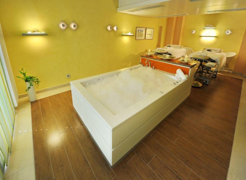 COURT HOTEL