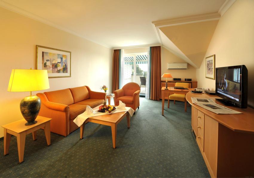 COURT HOTEL