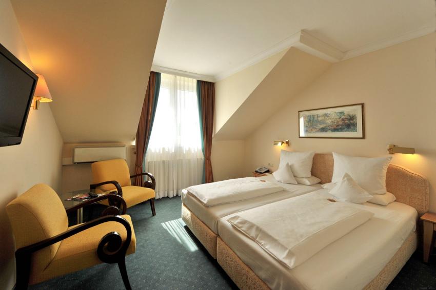 COURT HOTEL