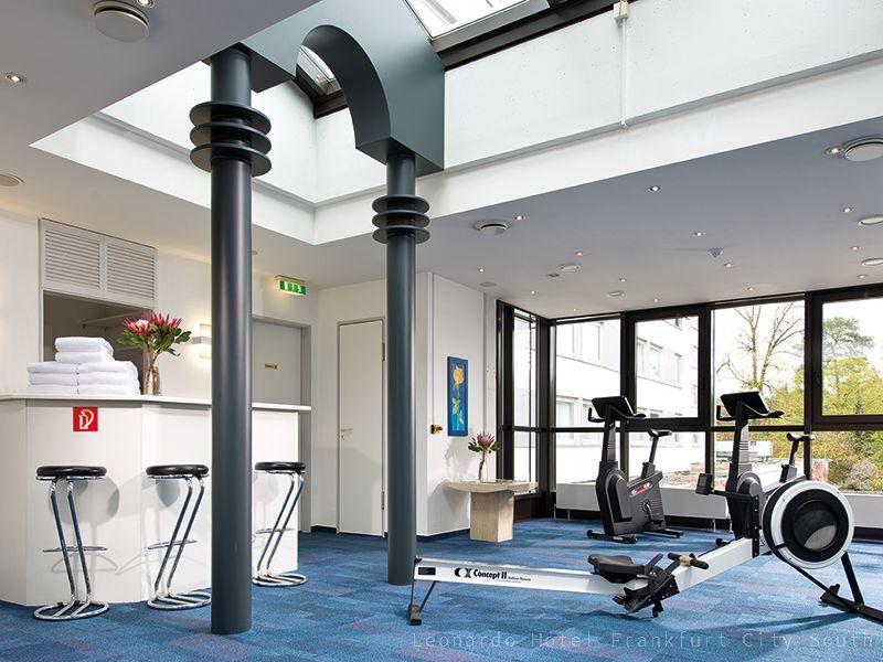 Nach einem langen Flug bietet Ihnen der Fitnessraum die Möglichkeit sich richtig auszupowern bevor Sie im Hotel Restaurant „Brentano“ sich den kulinarischen Genüssen widmen. Für einen gemütlichen Ausklang des Tages empfehlen wir Ihnen, einen Kaffee, ein Glas Wein oder einen fruchtigen Cocktail in unserer Hotelbar „St. George“ zu genießen. In den Sommermonaten werden Ihnen alle Speisen und Getränke selbstverständlich auch im Biergarten gereicht.