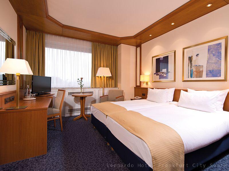 Im Holiday Inn Frankfurt Airport-North erwarten Sie 295 klimatisierte und schallisolierte Zimmer. Ausgestattet mit verschiedenen Annehmlichkeiten, wie Kaffee- & Tee-Zubereitungsmöglichkeiten, 32" HD Flachbildfernseher mit Sat-TV, Schreibtisch, W-LAN, Wandschrank sowie mit Direktwahltelefon, Kaffee- und Teeset und Minibar begeistern die Räume vor allem durch den fantastischen Blick auf die Frankfurter Skyline oder den Stadtwald. Nichtraucherzimmer sowie Zimmer mit Verbindungstür sind auf Anfrage erhältlich.