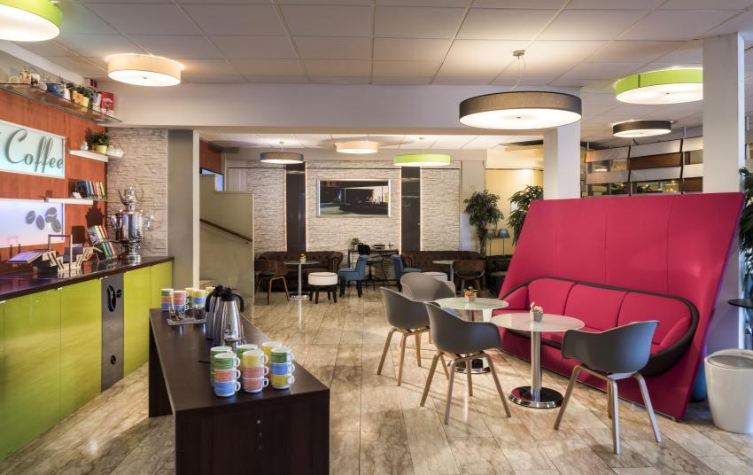 Hotel-Lobby mit Kaffeepausen-Bereich