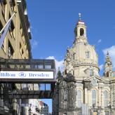 Hilton Dresden - Außenansicht mit Blick auf die Frauenkirche