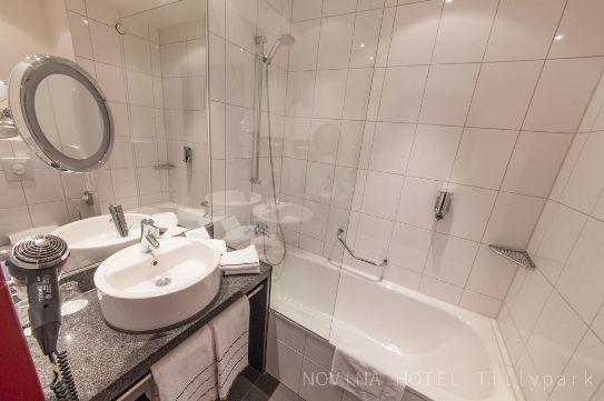 NOVINA Hotel Tillypark - Badezimmer mit Badewanne