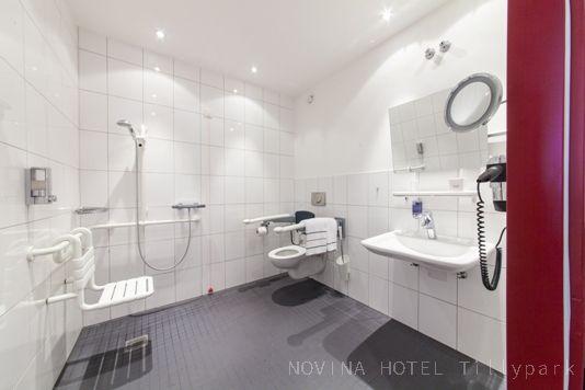 NOVINA Hotel Tillypark - Behindertengerechtes Badezimmer
