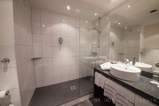 NOVINA Hotel Tillypark - Badezimmer mit Dusche