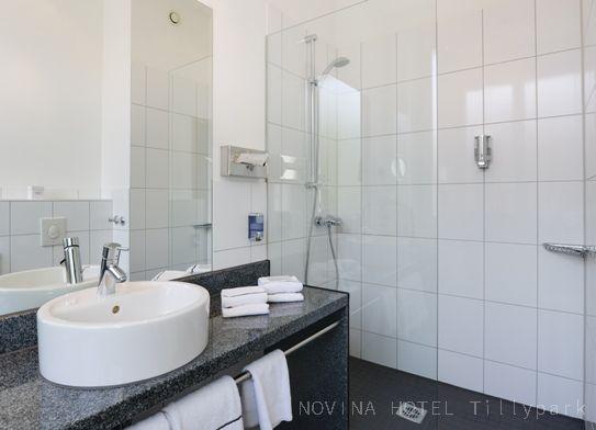 NOVINA Hotel Tillypark - Badezimmer mit Dusche