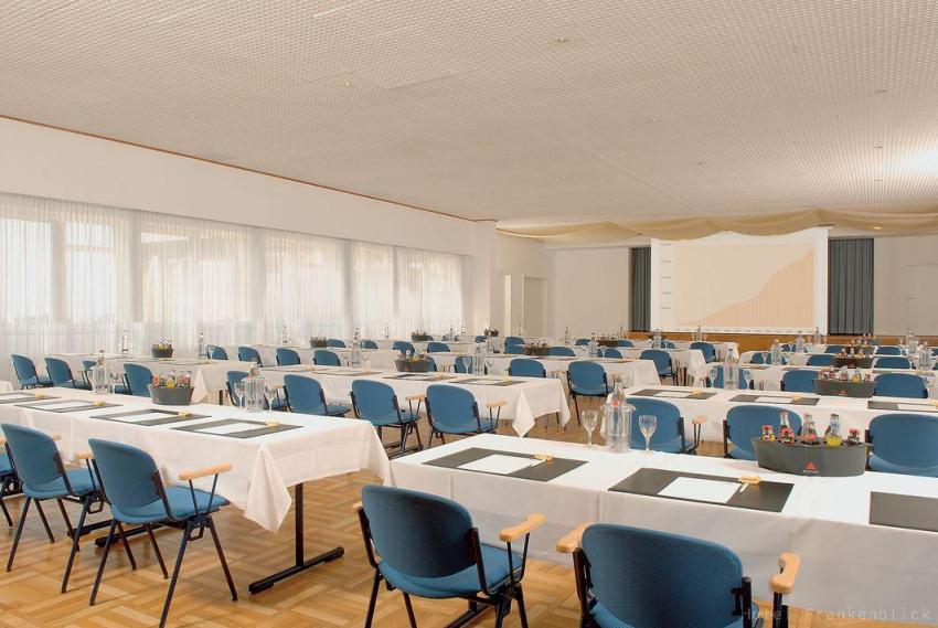 Festsaal mit parlamentarischer Bestuhlung