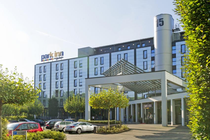 Willkommen im Park Inn by Radisson Hotel Köln City WestDas moderne 4-Sterne-Hotel Park Inn by Radisson Köln City West befindet sich direkt im Inneren Grüngürtel Kölns. In nur wenigen Minuten erreichen Sie die Kölner Innenstadt mit Dom und Altstadt, die Kölnmesse, die LanxessArena, das RheinEnergieStadion sowie die vielen weiteren Sehenswürdigkeiten der Domstadt.