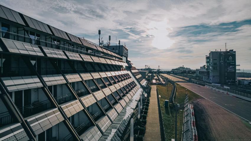 Außenansicht mit Blick auf die Komfortzimmer und die legendäre Rennstrecke