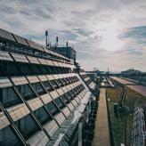 Außenansicht vom Dorint Hotel am Nürburgring mit Blick auf die legendären Grand-Prix-Strecke