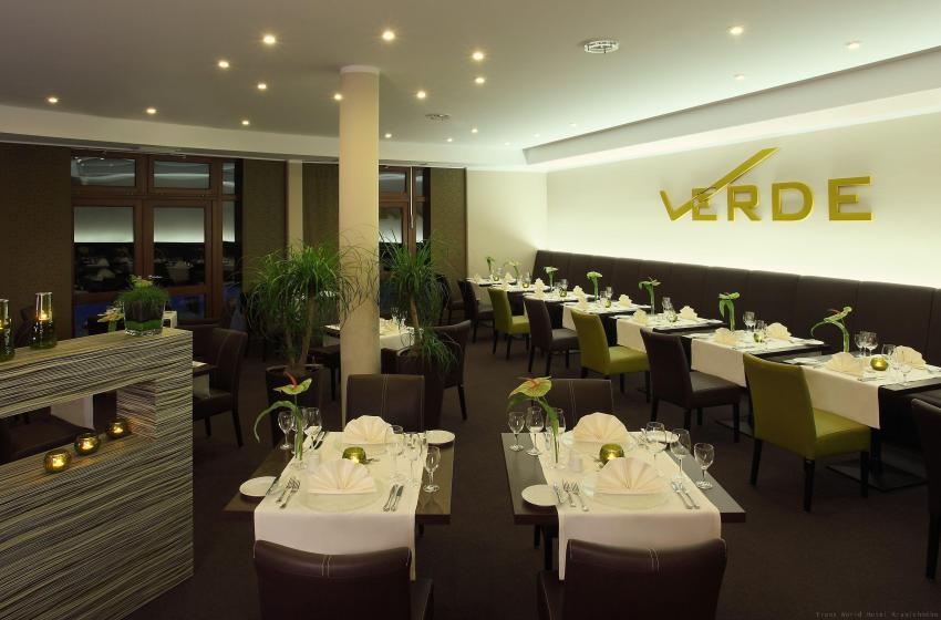 In unserem Restaurant „Verde“ bleiben keine Wünsche offen. Hier können Sie himmlisch und auch in Bioqualität frühstücken, unwiderstehlich herzhaft oder kalorienbewusst schlemmen und Ihre Gaumen in geschmackvoller Atmosphäre verwöhnen lassen.