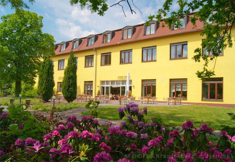 Hotelansicht vom eigenem Park aus gesehen SEEHOTEL Brandenburg a.d. Havel