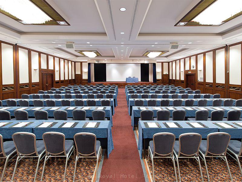 21 moderne Konferenzräume mit einer Kapazität für bis zu 420 Personen, einem ganztägig geöffneten Business Center und W-LAN-Internetverbindung lässt das Hotel zu Ihrem idealen Veranstaltungsort werden. Unsere Event-Mitarbeiter stehen Ihnen mit langjähriger Erfahrung bei Planung und Durchführung zur Seite. „Tower Club ... on 25th floor!“ – die einzigartige, trendige Location in 90 Metern Höhe. Ob Pressekonferenz, Ausstellung, festliche Dinner-Events, Skylinebrunch oder ausgelassene Partys – Sie werden begeistert sein!