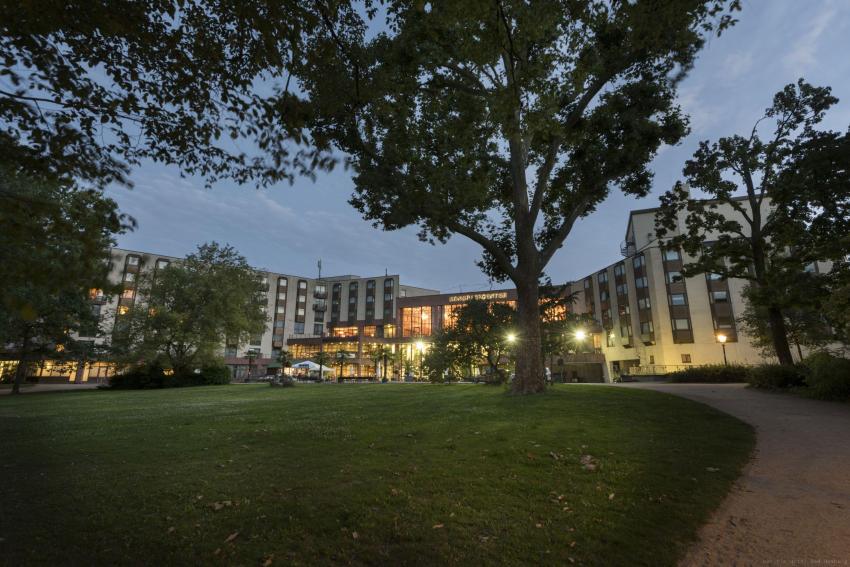 Außenansicht bei Nacht