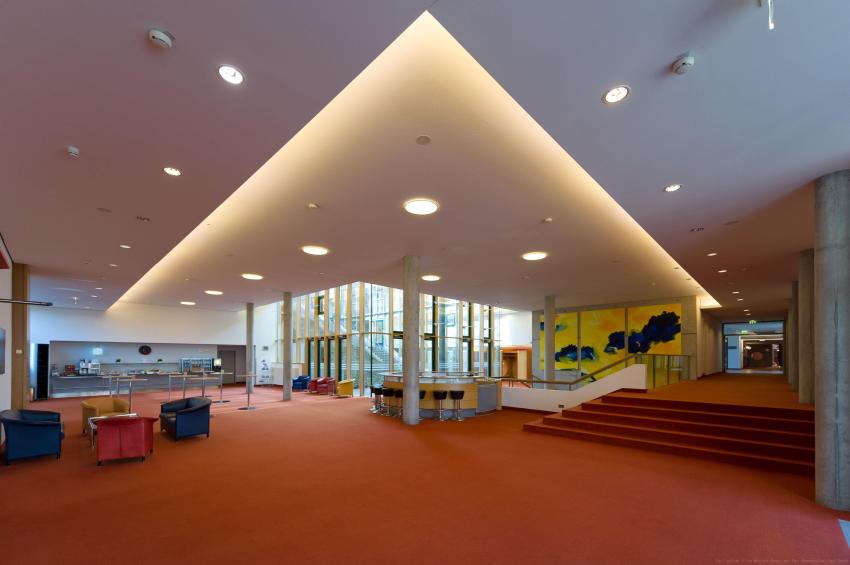 Foyer Atrium mit vielen Arbeitsecken und eigener Bar