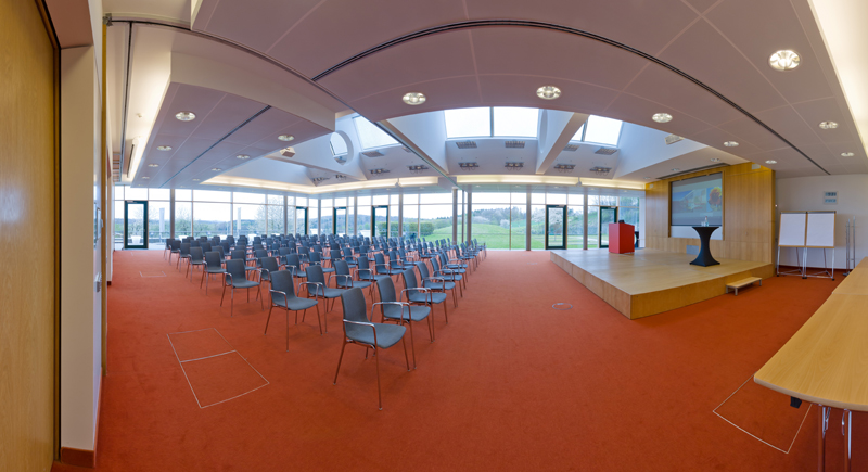 Großer Saal mit Kinobestuhlung und direktem Terrassenzugang