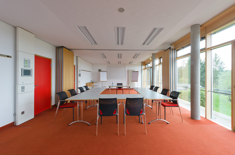 Atrium Raum 051 und 052 verbunden, sind durch die Holzwand trennbar