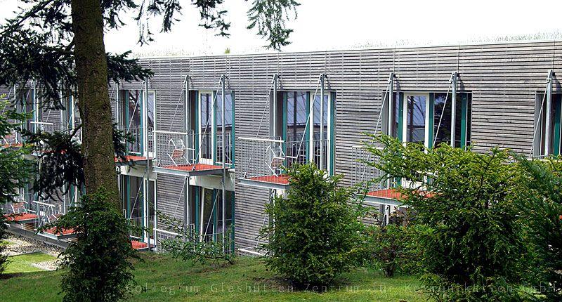Zimmer mit Balkonansicht zum Garten