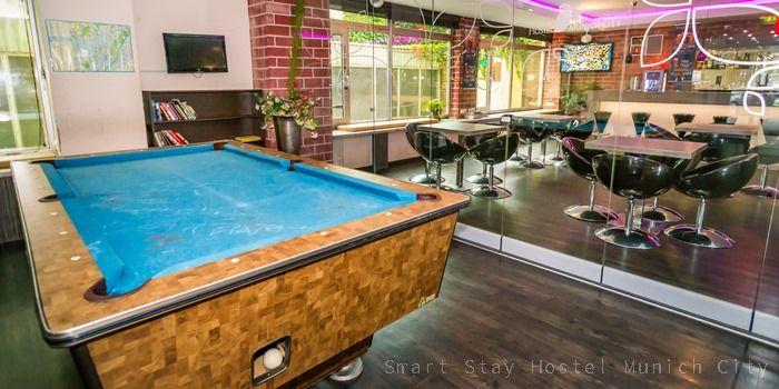 Lobby mit TV und Billiard