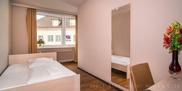 Die Zimmer verfügen über ein eigenes Bad mit Dusche und WC , das sich im Flur befindet und nur für sie zur Benutzung bereit steht.