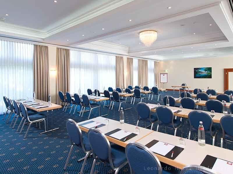 Für Meetings und Veranstaltungen stehen Ihnen 6 flexibel nutzbare Tagungsräume für bis zu 280 Personen zur Verfügung. Sie bieten Tageslicht, sind individuell verdunkelbar, vollklimatisiert und mit moderner Tagungstechnik ausgestattet. 100 m² zusätzliche Ausstellungsfläche.