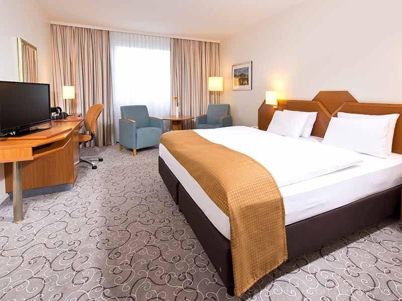 Das Hotel lädt mit seinen 110 Comfort Zimmern, 58 Executive Zimmern und einer exklusiven Suite zum Entspannen ein.