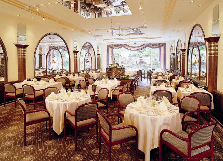 - Restaurant Maison Blanche (Frühstücksbuffet und Halbpensionsservice)
- Hotelbar Grand Bain mit Kamin-Lounge
- Gartenterrasse Thermengarten mit grosser Liegewiese