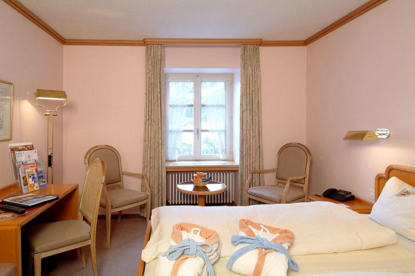 - 135 komfortabel und überwiegend in landestypischem Stil eingerichtete Zimmer und Suiten mit Grössen bis zu 60 m²
- Alle ausgestattet mit ISDN-Telefon, Internetzugang, Wireless LAN, Radio und Kabel-TV
- Minibar und Zimmersafe