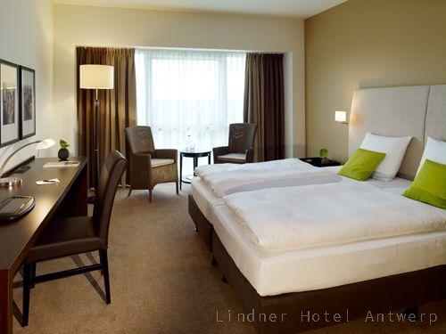 Das Lindner Hotel & City Lounge ist ein Nichtraucherhotel und empfängt Sie in 173 Zimmern und Suiten mit angenehmen Farben und in modernem gemütlichem Design. Qualitativ hochwertige Betten sorgen für angenehme Träume, Kaffee oder Tee für entspanntes Aufwachen! 