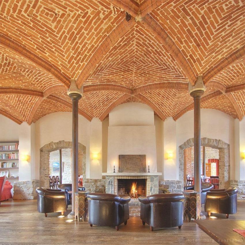 Lobbybar mit Kamin Hotel Burg Wanzleben