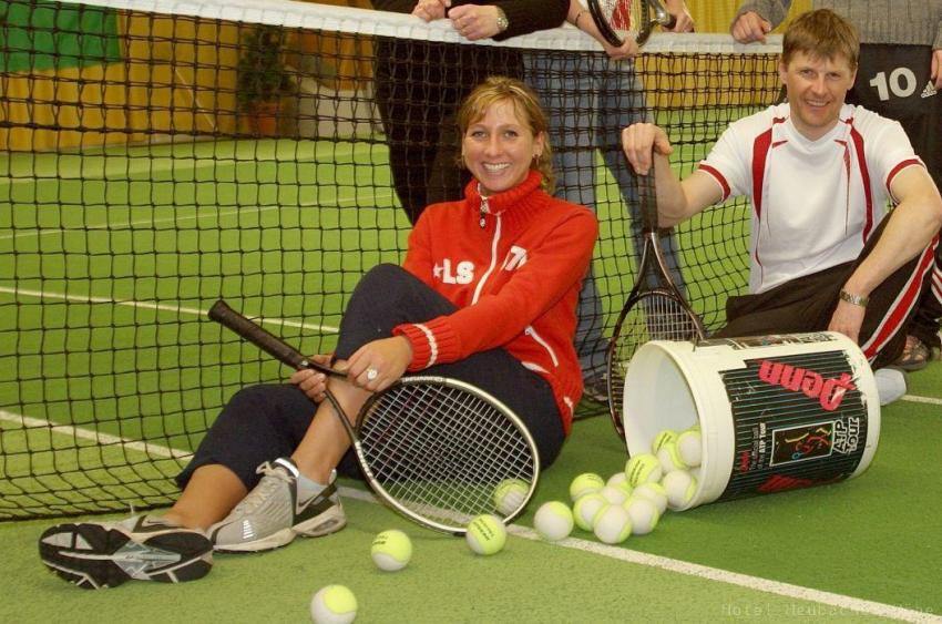 Indoor-Tennisplätze im angrenzenden Sportcenter